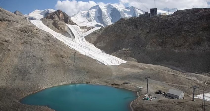 Alpet zvicerane mbulohen me çarçafë të bardhë për të ndaluar shkrirjen e borës