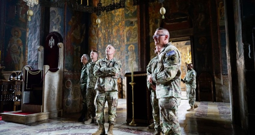 Koloneli amerikan me pjesëtarë të KFOR-it vizitojnë Manastirin e Deçanit