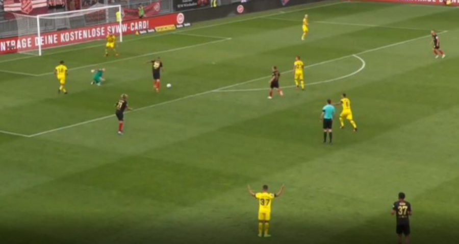 VIDEO/ Gafë fatale e portierit, kujtoi se vërshëlleu arbitri dhe lë topin, kundërshtari i shënon gol ‘qyl’