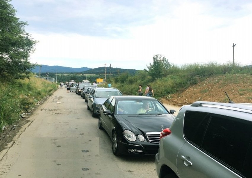 Kosovë: Fluks në disa pika kufitare mëngjesin e së shtunës