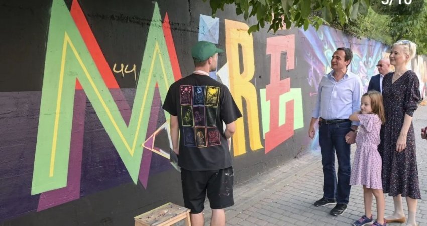 Kurti bashkë me gruan e me vajzën vizituan grafitin në Rrugën B