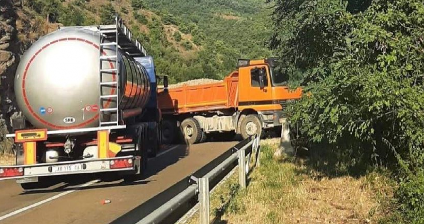 E konfirmon Policia: Mbyllen për qarkullim pikat kufitare Bërnjak dhe Jarinje
