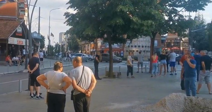 Qytetarë të shumtë rrugëve të veriut, nga KFOR-i thonë se janë duke monitoruar situatën (VIDEO)
