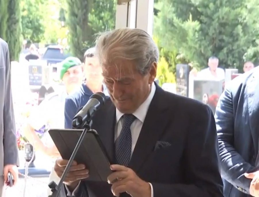 VIDEO/ Berisha e mbyll mes lotësh, lamtumirën për ish-Presidentin Nishani: U prehsh në paqe, miku im i dashur!