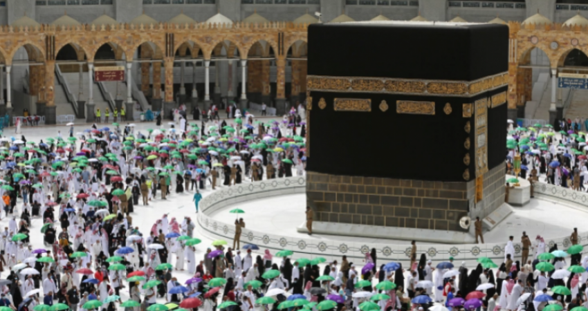 Pas dy vjetësh, Arabia Saudite pret pelegrinët e parë të huaj të Haxhit