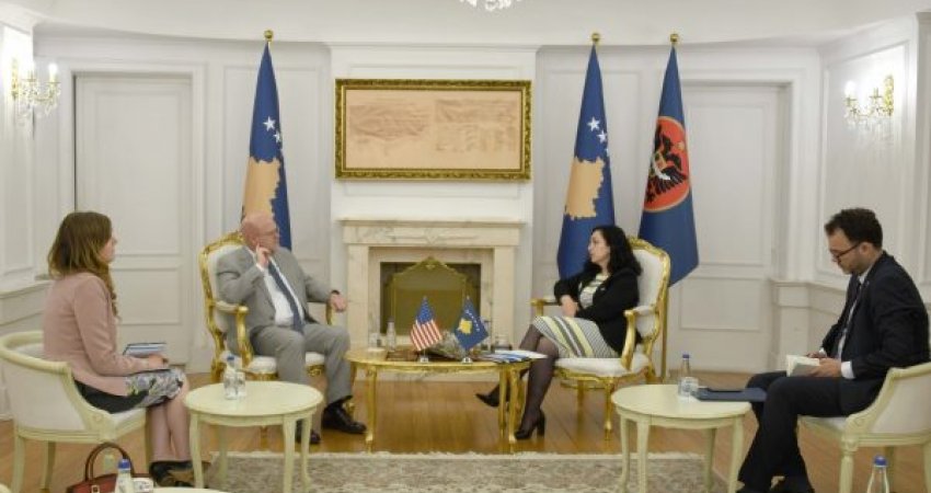 Aktivizohet presidentja Osmani, takon ambasadorin Hovenier dhe ia çel temën e dialogut strategjik Kosovë-SHBA