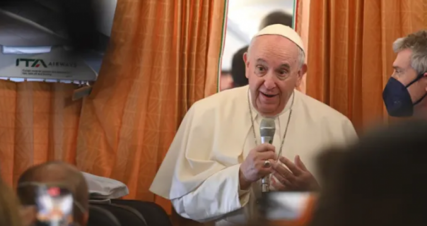 Këshilla epike e Papës ndaj nënave: Martoni djemtë, mos ua hekurosni këmishat
