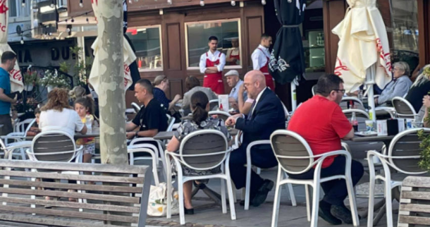 Çfarë shembulli i mirë: Ambasadori amerikan me bashkëshorte hanë 'qebapa' në sheshin e Prishtinës