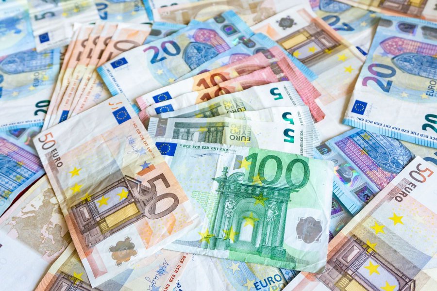 Euro bie poshtë 120 Lekëve, i afrohet sërish minimumit historik