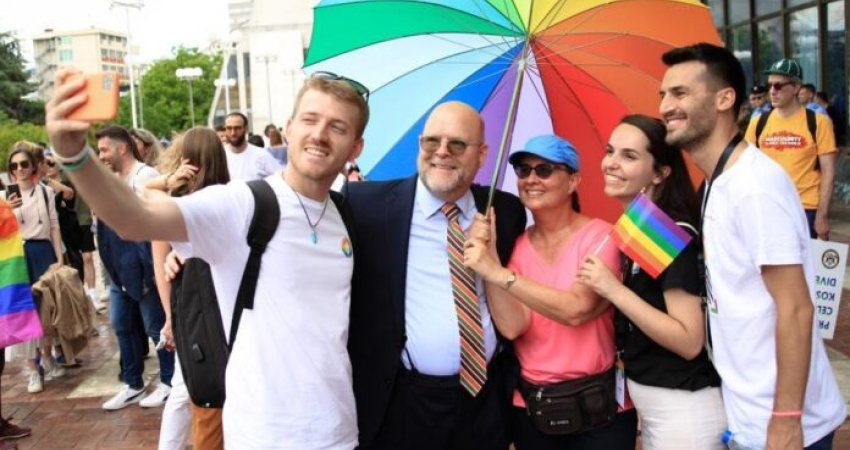 Hovenier: E përshëndesim dhe festojmë fuqinë e diversitetit të Kosovës dhe kontributin e personave LGBTIQ+