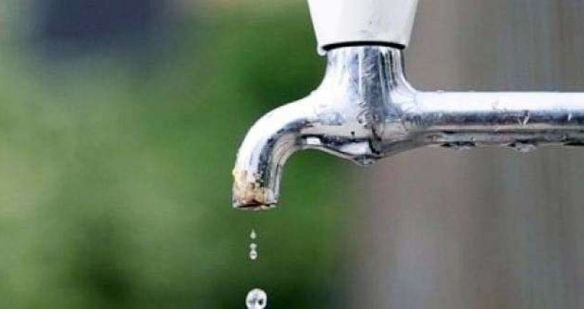 Ujë i pakontrolluar rrjedh në krojet e qytetarëve të Kosovës