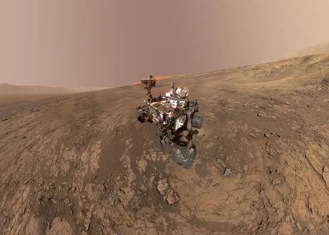 Mars: Një kolonë e çuditshme shkëmbore e zbuluar nga një rover i NASA-s