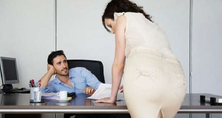 10 arsye pse meshkujt pëlqejnë femra më të mëdha në moshë