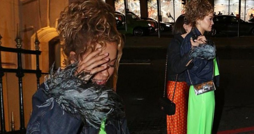 Rita Ora tërheq vëmendje me veshjen neon gjatë një dalje me miqtë në Londër