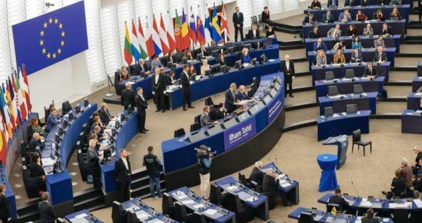 PE 'voton' raportin për Serbinë, për herë të parë kërkohet zyrtarisht njohja reciproke me Kosovën