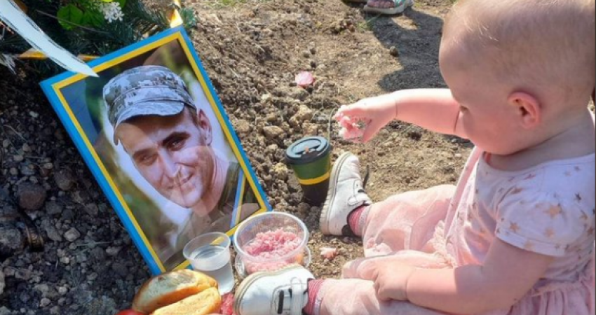Pamje të dhimbshme, vajza e vogël feston ditëlindjen tek varri i babait të saj të vrarë në luftë