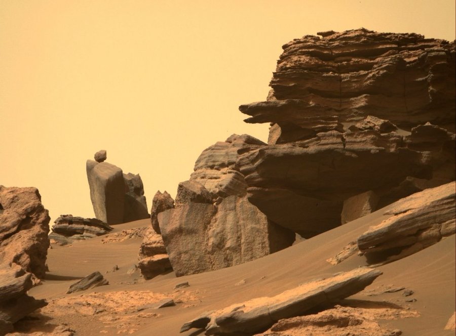 FOTO mahnitëse nga Marsi: Një kokë gjarpri dhe një gur në ajër...