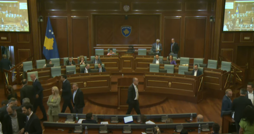 Ndërpritet për pak seanca, Konjufca mbledh shefat e grupeve parlamentare 