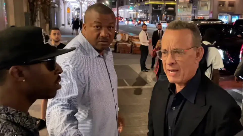 VIDEO/ Tom Hanks i tërbuar me fansin e tij në Nju Jork: F*ck, pse e shtyn gruan time?