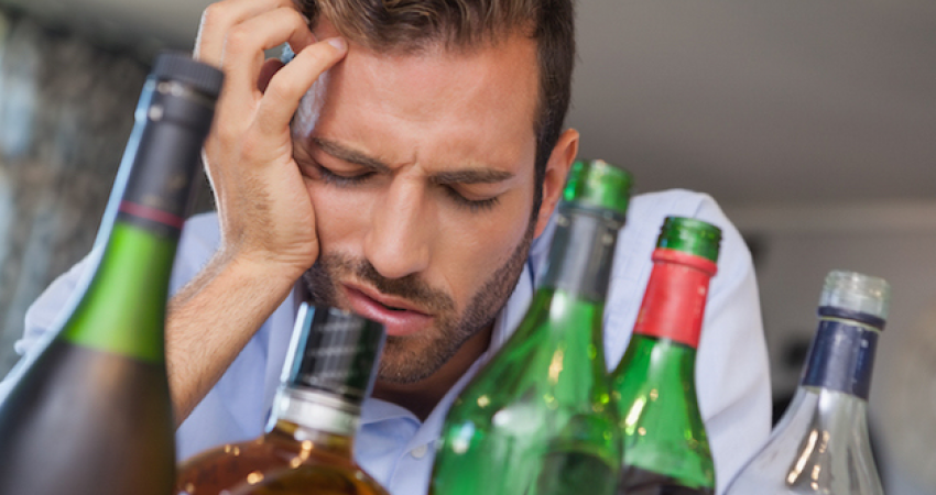 A mund të shkaktojë alkooli dhimbje koke të migrenës?
