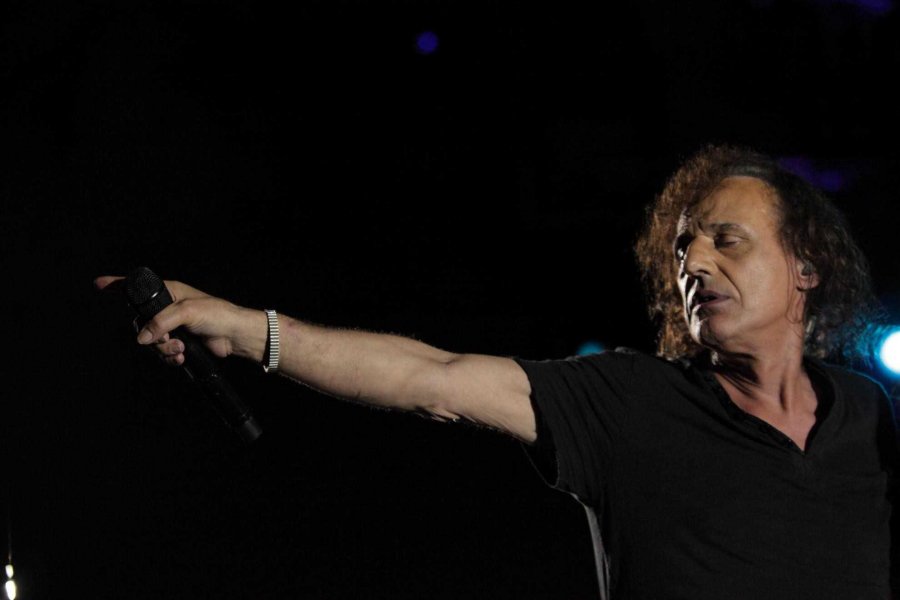 VIDEO/ Koncerti i këngëtarit të njohur grek gati shkakton tragjedi
