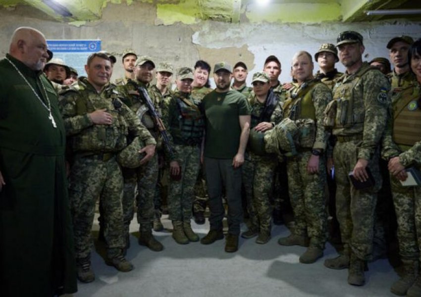 Zelensky pas vizitës në front në jug të Ukrainës: Ushtarët nuk dyshojnë në fitoren kundër rusëve