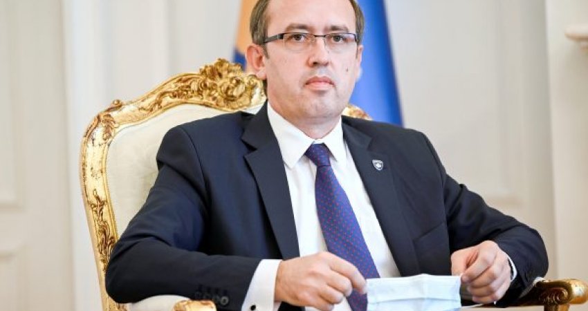 Ministri Cavusoglu në Kosovë, ish-kryeministri Hoti: Turqia nuk po i ndihmon fare Ukrainës
