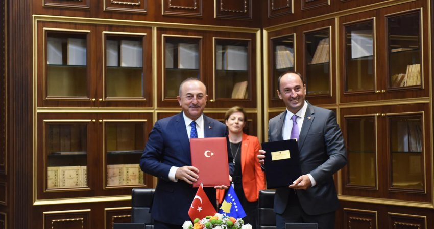 Kosova dhe Turqia nënshkruajnë marrëveshje për rritjen e numrit të fluturimeve mes dy shteteve