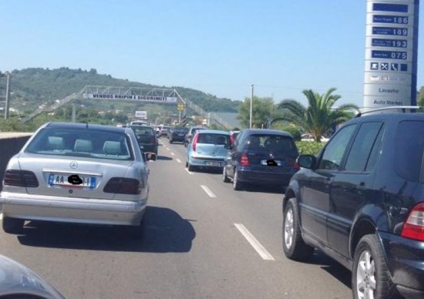 Bllokohet autostrada Durrës-Tiranë, rrugët alternative për të shmangur trafikun