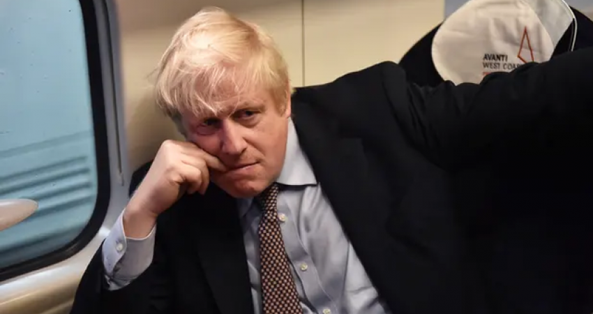 Nëna e 26-vjeçarit shqiptar apel Boris Johnson-it: Mos ma dërgo djalin në Ruanda!