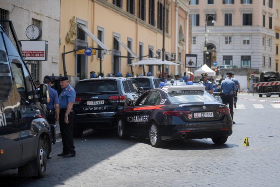 Panik në Vatikan, shqiptari çan rrethimin me makinë, dëgjohen të shtëna
