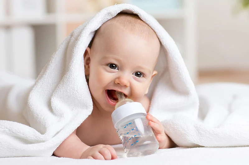 Ekspertët paralajmërojnë: Mos u jepni ujë bebeve pavarësisht vapës së verës