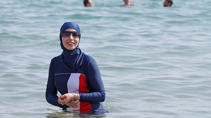 Gjykata franceze vendos të ndalohet veshja me ‘burkini’ në pishinat publike