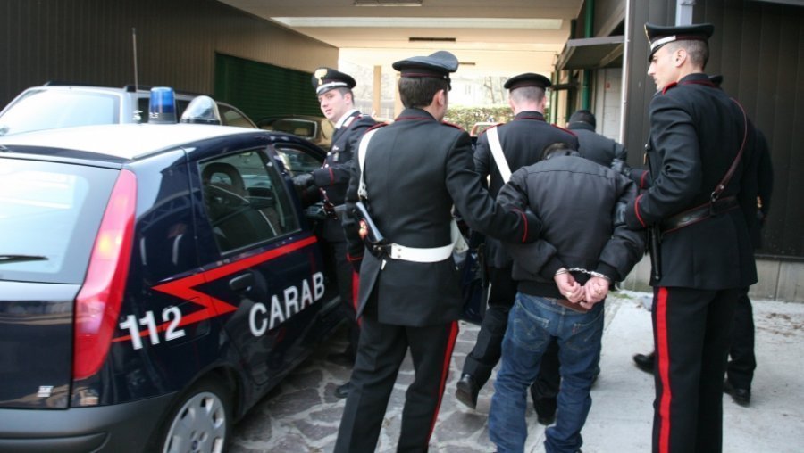 Hyri me pasaportë të falsifikuar/ Kapet me kokainë dhe euro cash, 26 vjeçari shqiptar në Itali  