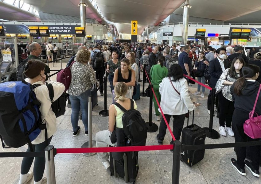 Kaos në aeroporte: Udhëtimi në Evropë mes radhëve të gjata, valixheve të humbura dhe pandemisë