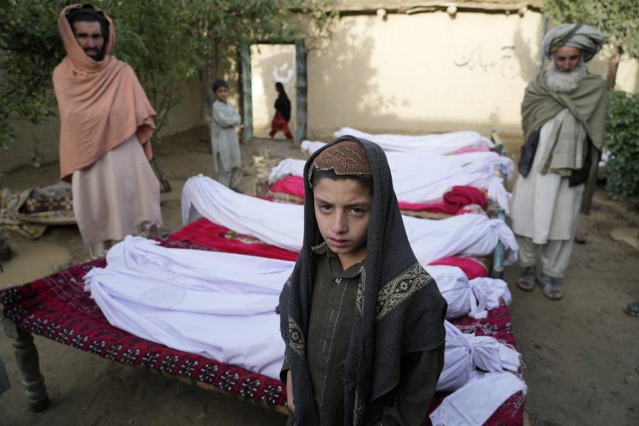 Afganët varrosin të vdekurit, kërkojnë të gjallët nën rrënojat e tërmetit që vrau mbi 1000 vetë