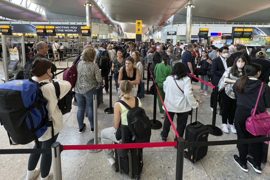Kaos në aeroporte: Udhëtimi në Evropë mes radhëve të gjata, valixheve të humbura dhe pandemisë