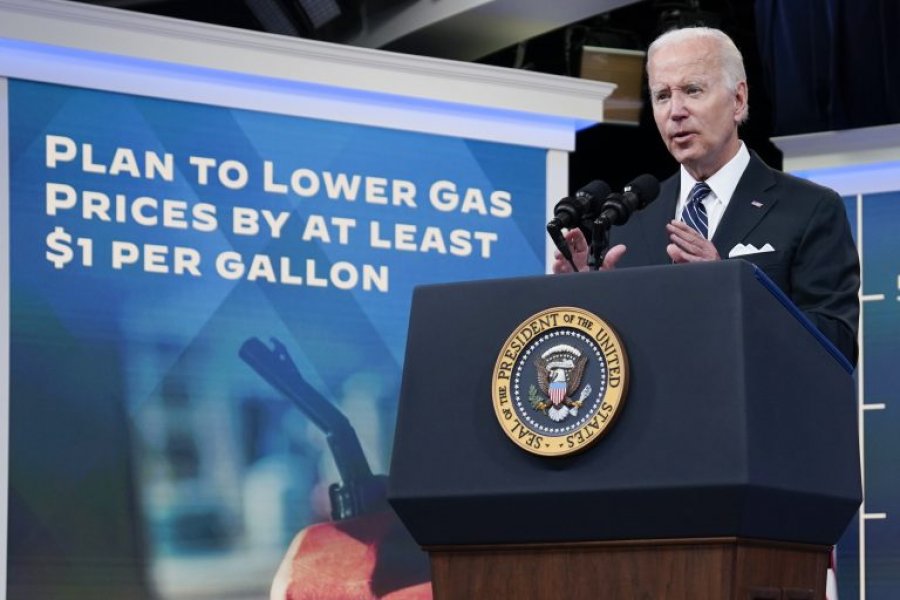 Biden i kërkon Kongresit të heqë taksën tre mujore për benzinën dhe naftën