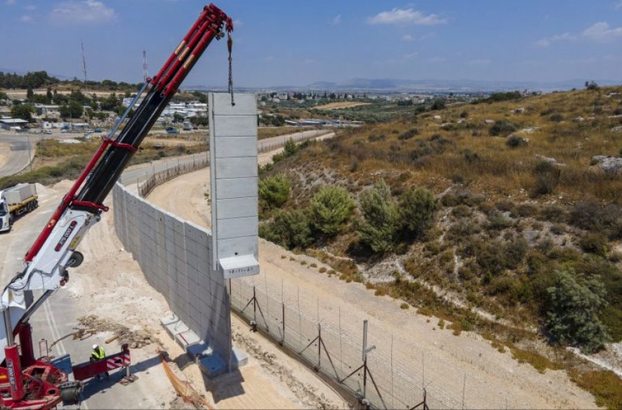 Izraeli po ndërton një mur nëntë metra të lartë në Bregun Perëndimor