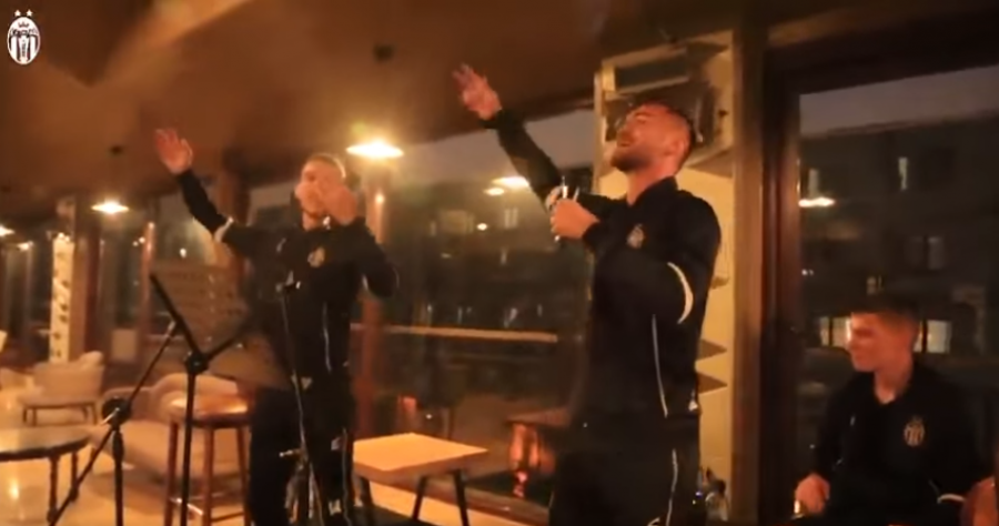 VIDEO/ Spektakël i vërtetë, Tirana argëtohet me karaoke në Turqi!