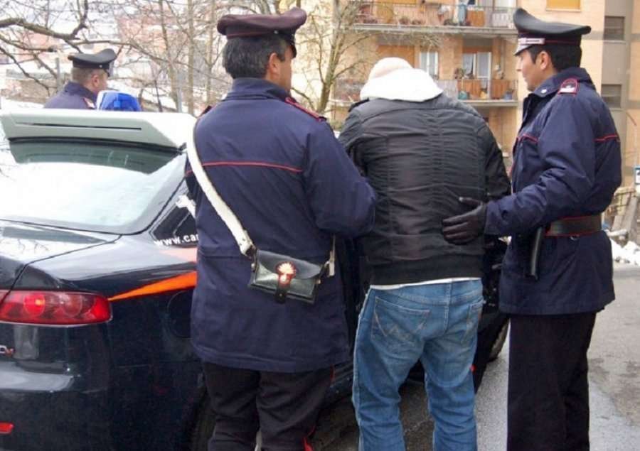 ‘Mbi 10 kg drogë në garazh’/ Arrestohet i riu shqiptar në Itali, fqinji i ‘bëri gropën’