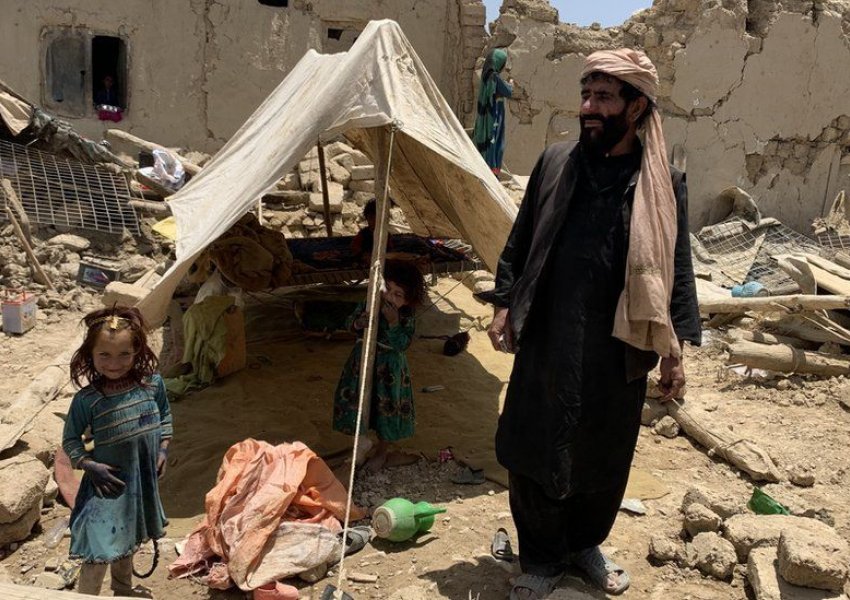 Tërmeti në Afganistan: Të mbijetuarit luftojnë për ushqim dhe strehë mes frikës së kolerës