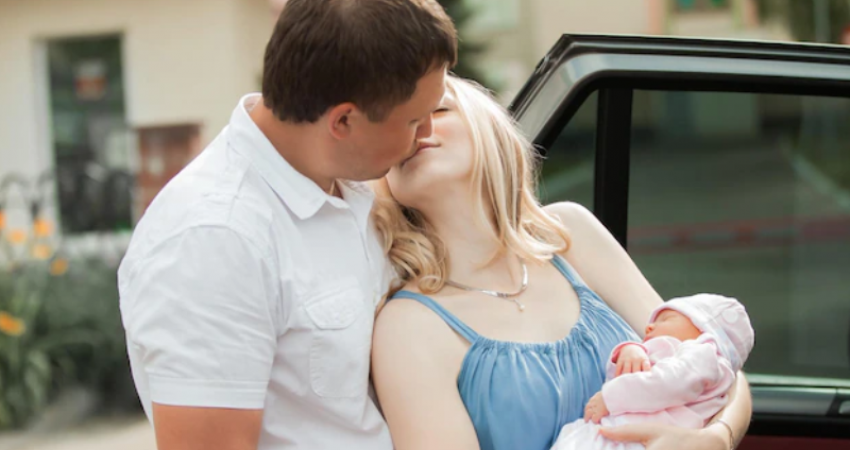 Pesë arsyet përse nuk duhet t’i puthni bebet e porsalindura