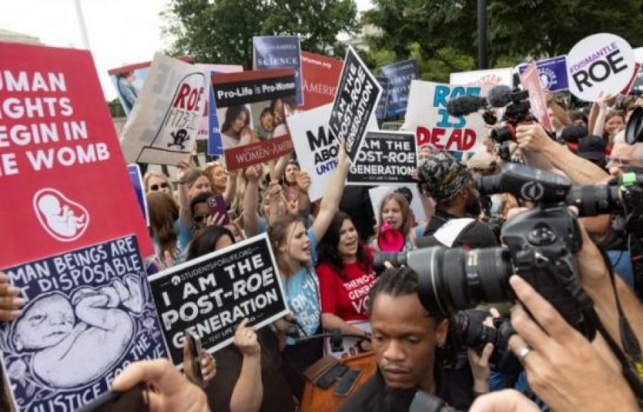 Vendimi për abortin në SHBA, mijëra gra në protestë: Na kthyet 50 vite pas!