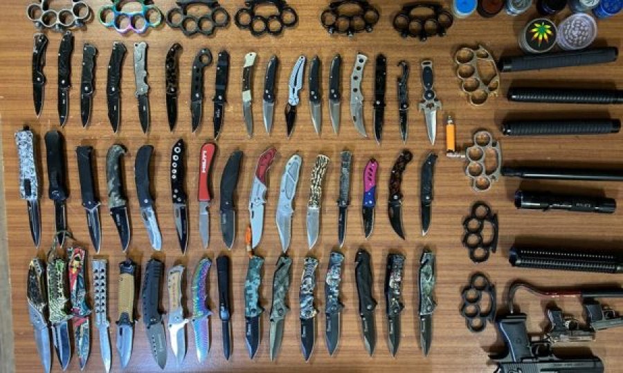 Policia aksion në shkollat e Ferizajt, gjen armë automatike e dhjetëra thika