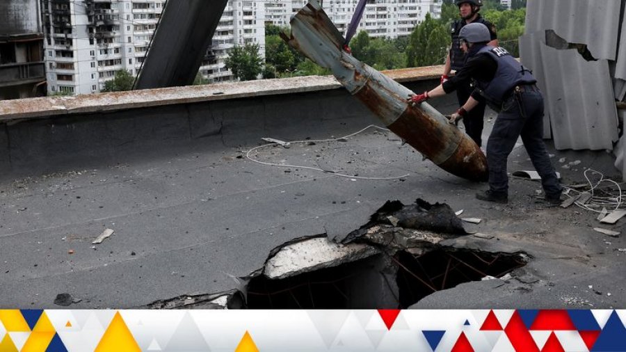 Ekipet e shpëtimit heqin një bombë 500 kg nga çatia në Kharkiv