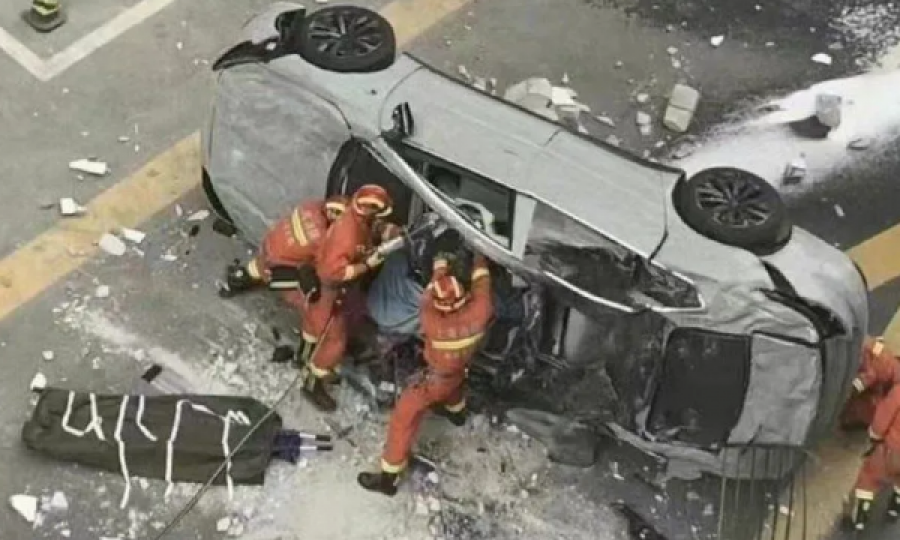 VIDEO - Aksidenti/ Makina elektrike bie nga kati i tretë, vdesin dy persona