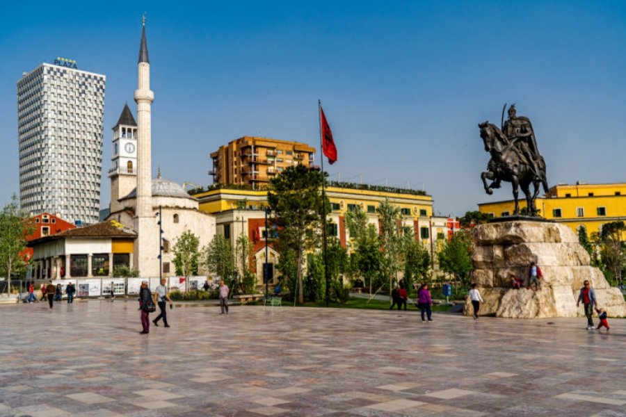 Barometri i Ballkanit/ Shqiptarët më pesimistët për të ardhmen, 42% duan të emigrojnë