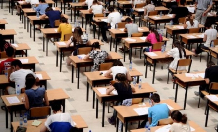 Matura/ 'Ngel në klasë' arsimi në Shqipëri, vetëm 4 dhjeta në provimin e Gjuhës