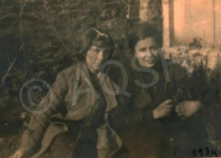 Më 25 qershor 1934, fotoja historike e Musine Kokalarit dhe Drita Kosturit